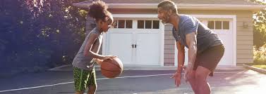 开元体育室内健身哑铃练胸肌